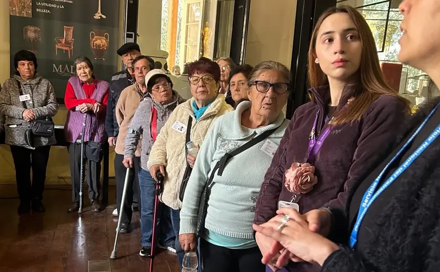 Descubriendo el Museo de Artes Decorativas: Un Recorrido por la Exhibición Permanente del Museo y Conociendo el Vidrio con Uranio.