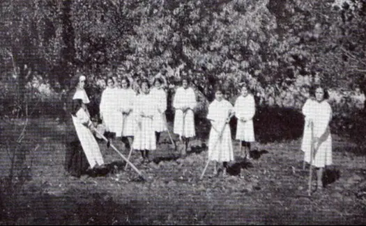 Memoria y Fe: Visita Guiada al Cementerio Histórico, Huerto Histórico y la Primera Gruta de Lourdes del Buen Pastor en Chile.